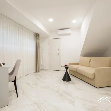 Lux 1m | 1br | A/c | Wifi| 6pax By Tilo *